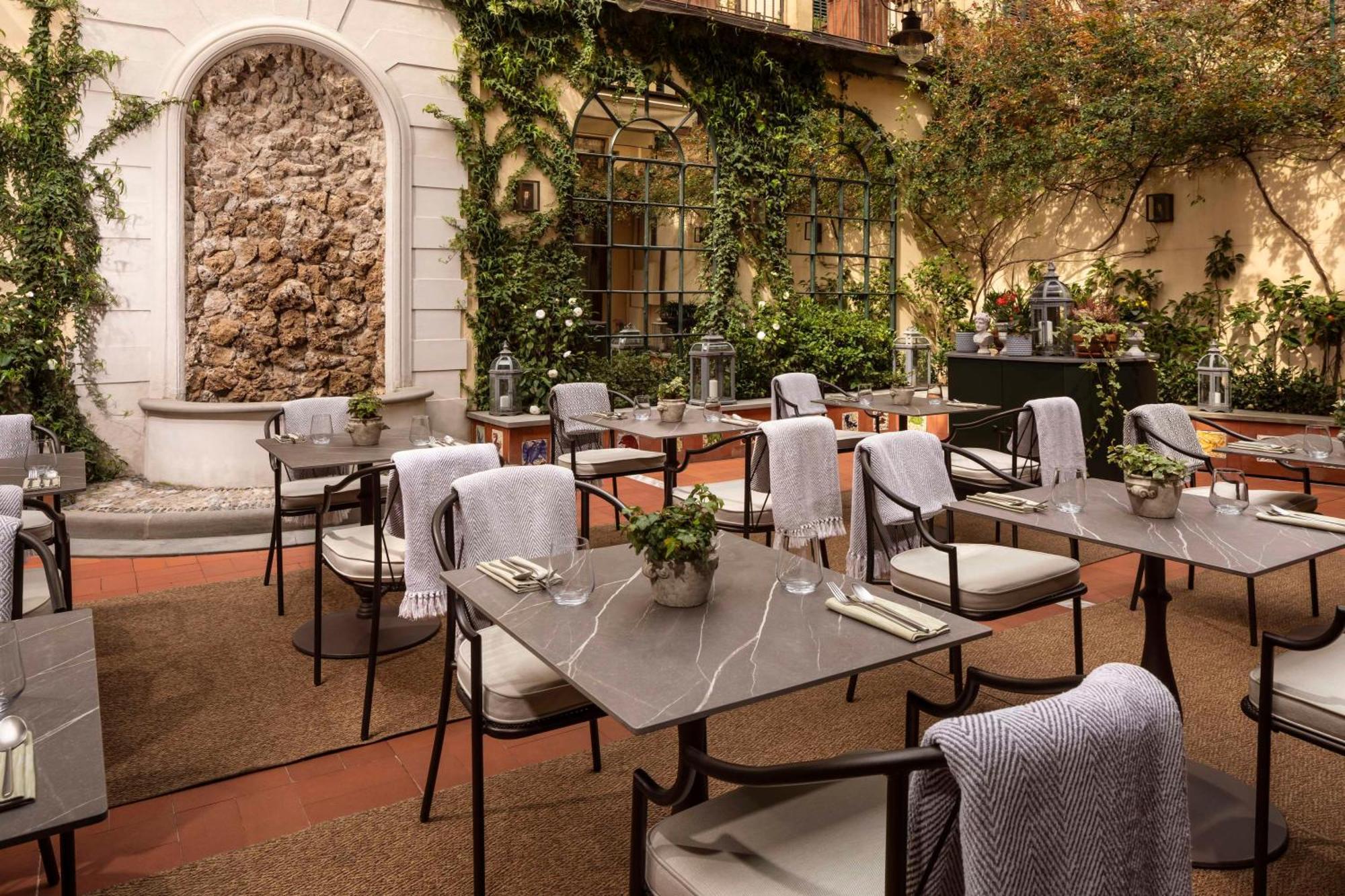Nh 컬렉션 플로렌스 팔라조 가디 호텔 피렌체 외부 사진 The patio at the hotel